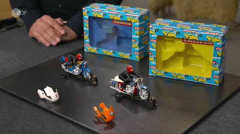 Die Carrera-Motorräder waren selbst für Sammler Horst Lichter Neuland. Die Originalmodelle erkannte er aber sofort: eine 750er von Honda und eine BMW RS75/5 mit Vollverkleidung: "Ich werd' wahnsinnig", flüsterte er. Kümmel lachte: "Mir macht am meisten Spaß, dass du so kontrolliert redest, aber eigentlich schreien willst: 'Ar, ar, ar, meins!'."