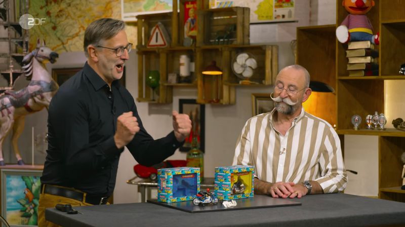 Ein Sperrmüllfund sorgte in der Montagsausgabe der ZDF-Trödelshow "Bares für Rares" für Herzschmerz bei Horst Lichter: "Ich werd' wahnsinnig!" Der leidenschaftliche Motorrad-Fan kannte das seltene Spielzeug nicht und Detlev Kümmel machte sich einen Spaß aus Lichters Qualen. Moderator leiden zu sehen: "Ich liebe es." 