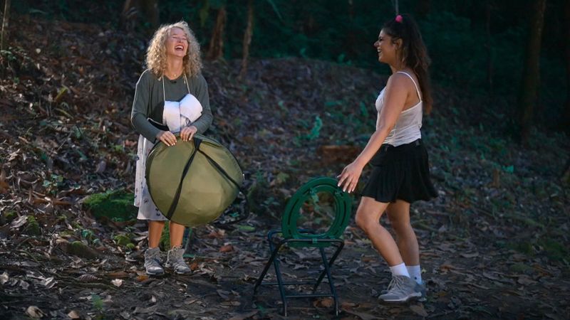 Die Konstruktion der Dschungeltoilette stellte Christina Shakira (links) und Tanja Tischewitsch vor Herausforderungen.