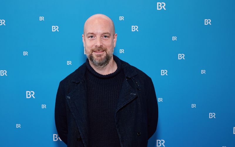 Über mangelnde Beschäftigung kann sich Stephan Zinner nicht beklagen: Bereits in der ersten Jahreshälfte ist der 51-Jährige in drei höchst unterschiedlichen Funktionen im Fernsehen zu sehen, im August folgt dann auch noch der neue Eberhofer-Kinofilm. 