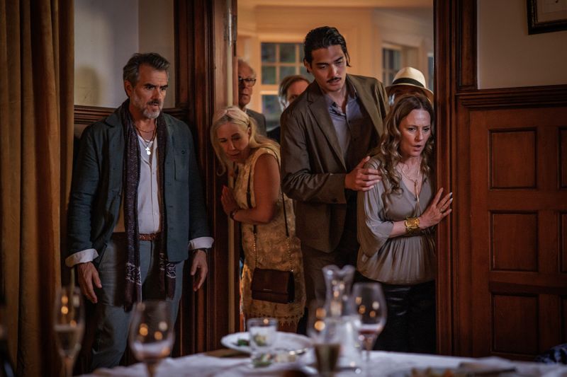 Schock bei Svens großem Dinner mit Familie und Freunden: Cousin Isidor (Rafael Edholm, links), Noch-Ehefrau Catharina (Annika Hallin, rechts), ihr junger Freund Edvin (Adam Dalström, zweiter von rechts) und weitere Gäste.