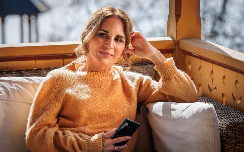 Eigentlich kennt man Nora (Alexandra Rapaport) stets mit einem Glas Rosé entspannen. In der ersten neuen Folge wird diese Angewohnheit selbstironisch thematisiert.