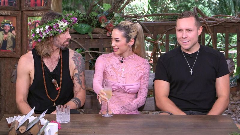 Gedämfte Stimmung, aber auch kein Krawall: Gil Ofarim (links), Ariel und Patrick Romer beim Dschungelcamp-Wiedersehen am Tag nach dem Finale.