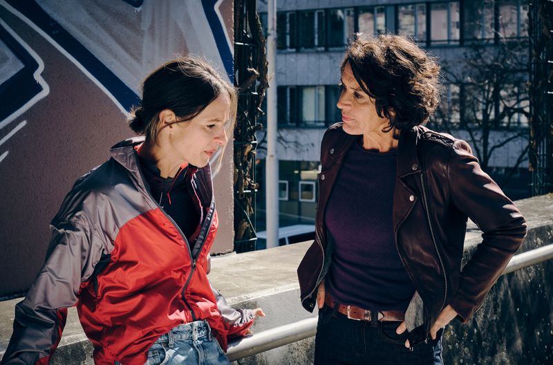 Lena Odenthal (Ulrike Folkerts, rechts) und Johanna Stern (Lisa Bitter) tauschen sich über den Stand der Ermittlungen aus.
