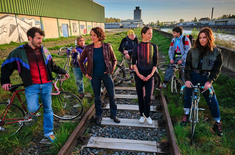 Die "Velo Punks" und zwei Ermittlerinen (von links): Theo (Camill Jammal), Liss (Rabea Lüthi), Kommissarin Lena Odenthal (Ulrike Folkerts), Eddi (Leonard Kunz), Kommissarin Johanna Stern (Lisa Bitter), Kette (Ali Reza Ahmadi) und Zoe (Antje Traue).