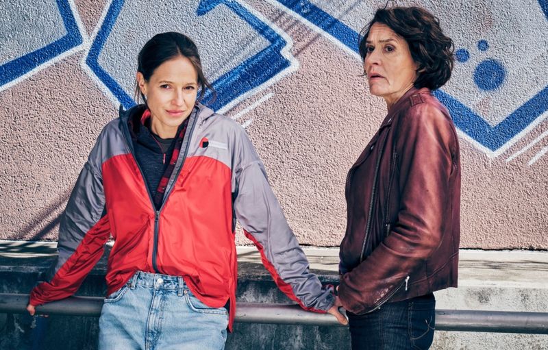 Lena Odenthal (Ulrike Folkerts, rechts) und Johanna Stern (Lisa Bitter) ermitteln im "Tatort: Sashimi Spezial" unter Fahrradkurieren. Die "Velo Punks" geben sich politisch radikal. Warum musste einer von ihnen dran glauben?