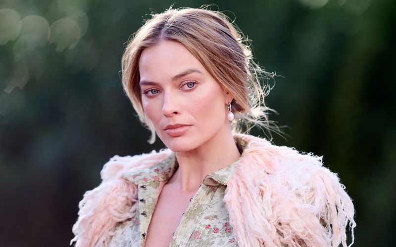 Vor ein paar Jahren noch konnten nur die Wenigsten etwas mit den Namen Margot Robbie anfangen, heute zählt die Schauspielerin zu den größten Stars in Hollywood, was sie nicht nur ihrer Rolle im Megablockbuster "Barbie" zu verdanken hatte. Hier zeigen wir Ihnen, wie die Australierin zum Superstar wurde.