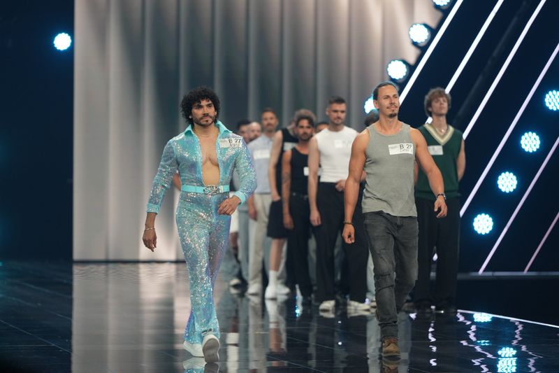 Norvi will im türkisen Pailletten-Einteiler Eindruck hinterlassen. Und mit einem Lied.