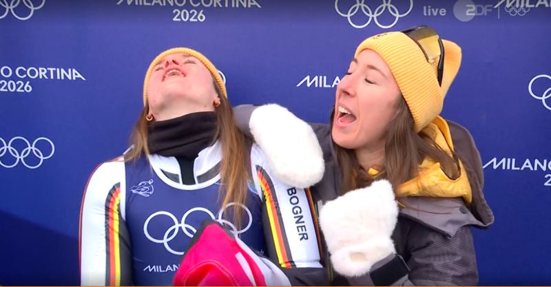"Aaaah, wie knapp!" Der Moment, in dem Emma Aicher (links) und Kira Weidle-Winkelmann erfahren, dass sie nicht Gold in der Teamkombination gewinnen werden. Aber: Am Ende freuten sie sich über Silber.