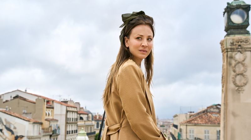 In der Miniserie "Vanished" sucht Alice (Kaley Cuoco) nach Tom, der plötzlich spurlos verschwunden ist. Die Serie ist ab Freitag, 13. März in der ARD-Mediathek verfügbar.