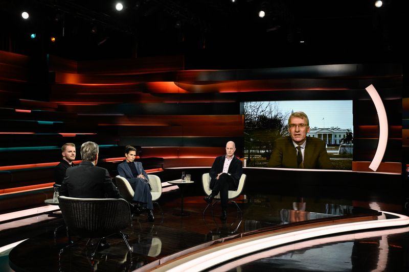 US-Experte Elmar Theveßen (rechts) war ins "Markus Lanz"-Studio zugeschaltet.