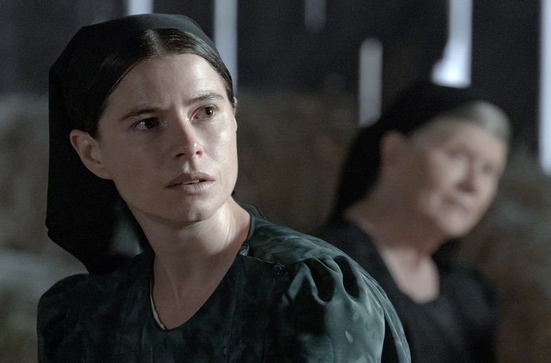 Mariche (Jessey Buckley) ängstigt sich in ihrer Gemeinde.