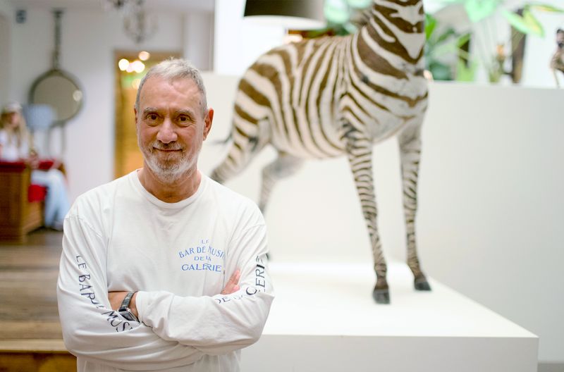 Dieser Mann lebt mit Zebra: Roland Emmerich lässt den Filmemacher seiner Biografie auch in seine - spektakulären - Häuser. Neben einer geschichtsträchtigen Hollywood-Villa erlebt man auch sein Londoner Haus, das mit viel Geschmack und Kunst eingerichtet ist.