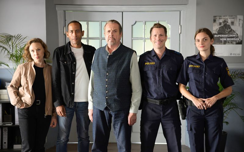 Die beliebte Vorabendserie "Watzmann ermittelt" startet in die siebte Staffel. Mit dabei (von links): Sophia Strasser (Katharina Leonore Goebel), Jerry Paulsen (Peter Marton), Benedikt Beissl (Andreas Giebel), Max Ruffer (Nepo Fitz) und Franziska Behrend (Paulina Rümmelein).