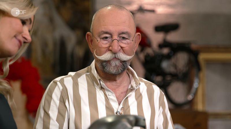 "Ich werde ihn vermissen", gestand die Verkäuferin in der Mittwochsausgabe der ZDF-Trödelshow "Bares für Rares" mit Horst Lichter. Sie trennte sich nur schweren Herzens von ihrer finnischen Keramik, die sie ihr ganzes Leben begleitet hat. Auch im Händlerraum wurde es emotional - trotz flapsiger Papageien-Witze.