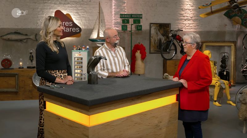 Ingeborg aus Dormagen brachte eine außergewöhnliche Tierskulptur mit, die erstmal Rätsel aufgab: Handelte es sich um einen Pinguin, Adler oder doch Papagei? Die Verkäuferin sorgte schnell für Klarheit. Denn über ihre Adlerskulptur wusste sie bestens Bescheid - schließlich begleitete sie der Vogel bereits seit 70 Jahren.