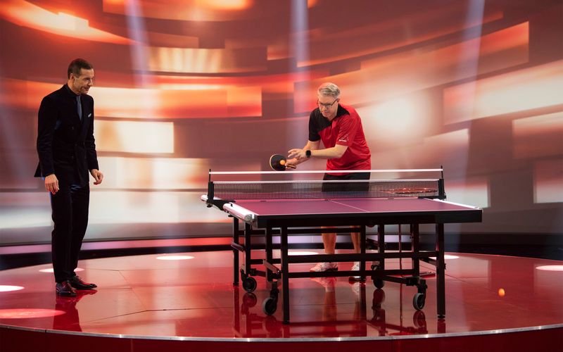 Moderator Kai Pflaume (links) staunt, wie gut Frank Thelen Tischtennis spielen kann.