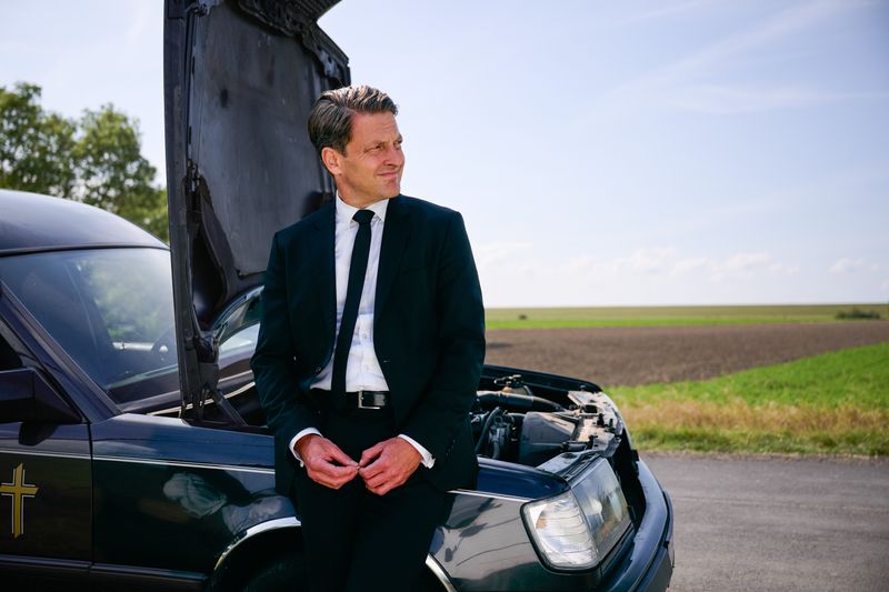 Bestatter Wolfgang Habedank (Holger Stockhaus) ist diesmal nicht direkt in den Fall involviert. Er kümmert sich stattdessen um Melanie Harms, deren Cousin ermordet wurde. Und er hat Ärger mit seinem Wagen, der immer wieder liegen bleibt.