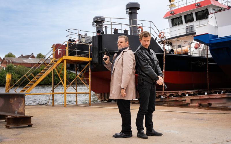 Im Jubiläumsfall tritt Kommissar Brockhorst (Felix Vörtler, links) noch dynamischer und fordernder auf als sonst. Nur so kann er Henk Cassens (Maxim Mehmet) zur professionellen Polizeiarbeit antreiben. Scheint er zumindest zu denken.
