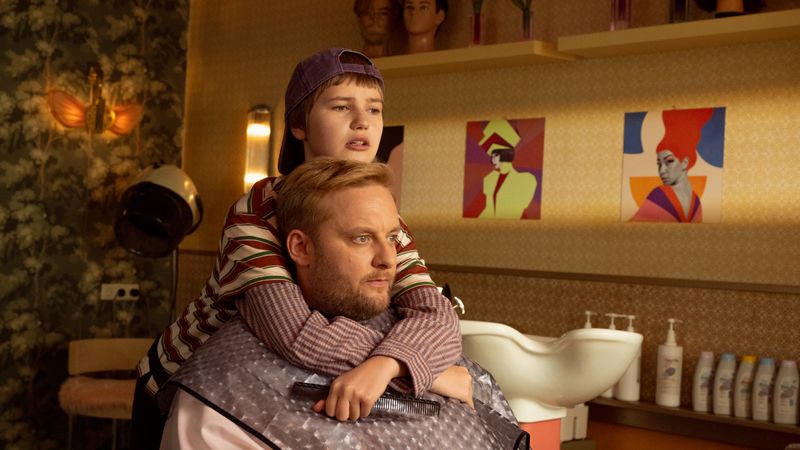 Die Annäherung zwischen Toni (Anton "Fatoni" Schneider, vorne) und seinem Sohn Charly (Sky Arndt) verläuft schleppend.