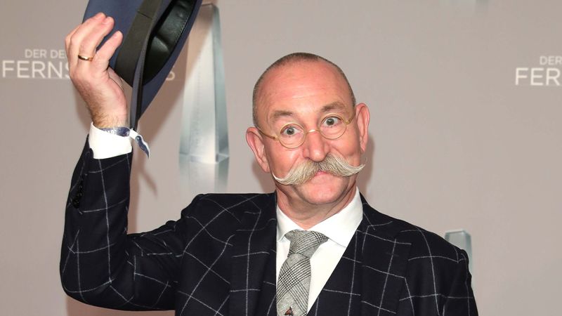 Horst Lichter ist seit kurzer Zeit Mitglied bei der Freiwilligen Feuerwehr Dormagen. Nun hat er auch einen offiziellen Ausweis erhalten.