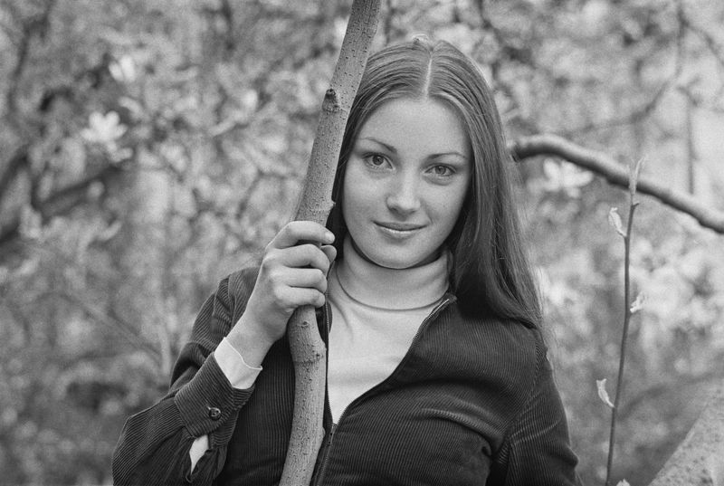 Während ihres Schauspielstudiums trat Jane Seymour noch unter ihrem Geburtsnamen Joyce Frankenberg auf.
