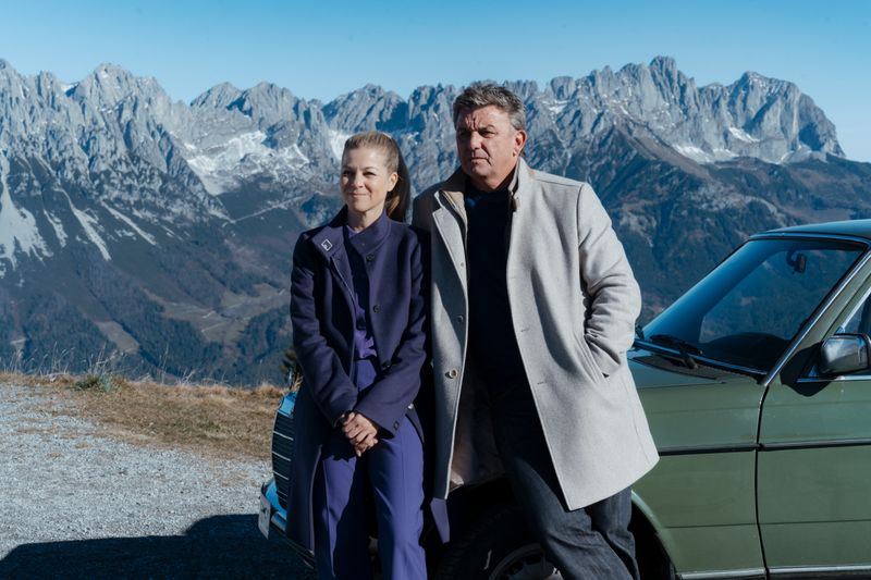 Strahlend blauer Himmel, aber trotzdem dunkle Wolken über Dr. Martin Gruber (Hans Sigl) und seiner Frau Karin (Hilde Dalik): Misstrauen und Geheimnisse machen sich im "Bergdoktor" in Ellmau breit.