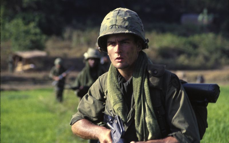 Charlie Sheen spielt in "Platoon" den jungen Soldaten Chris Taylor, der im Vietnamkrieg zwischen Wahnsinn und Moral seinen Weg suchen muss. Der Film gewann vier Oscars, darunter den für den "Besten Film", und gilt bis heute als einer der realistischsten Kriegsfilme. Für Sheen bedeutete die Hauptrolle den großen Durchbruch und die Anerkennung als ernsthafter Schauspieler.