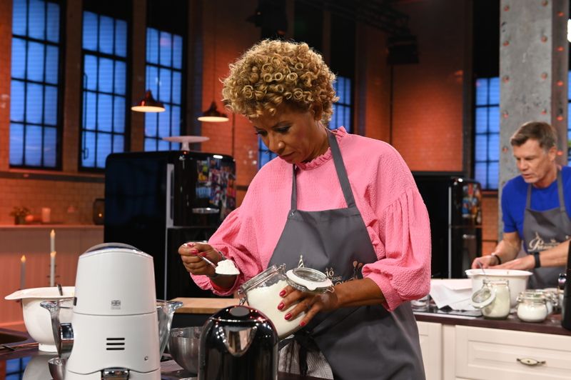 Moderatorin Arabella Kiesbauer nimmt ihre verstorbene Großmutter mit ihrer Torte auf eine symbolische Reise.