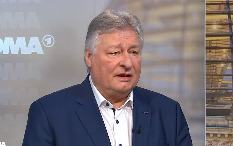 Vom Sicherheitsgipfel in Berlin am Freitag erwartet sich Martin Burkert, Vorsitzender der Eisenbahn- und Verkehrsgewerkschaft (EVG), "handfeste Ergebnisse".