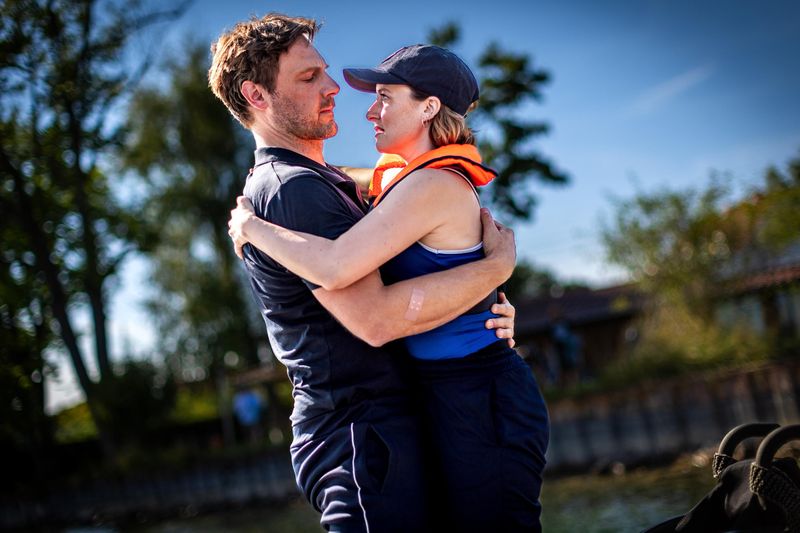 Der Ruderer Martin Winkler (Christoph Letkowski) ahnt nicht, dass Charly (Wanda Perdelwitz) nicht wirklich an einem Rudertraining und ihm interessiert ist. Doch mit der Zeit wird sich das ändern. 