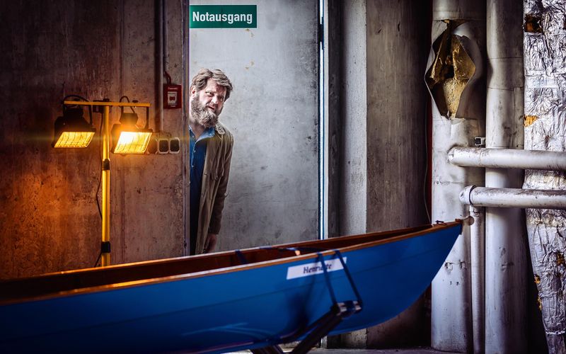 Behringer (Antoine Monot) ermittelt im elitären Ruderclub Rivus. Für die Mitglieder ist Rudern mehr als ein Sport, es sei eine Religion, wie einer der Ruderer erklärt.