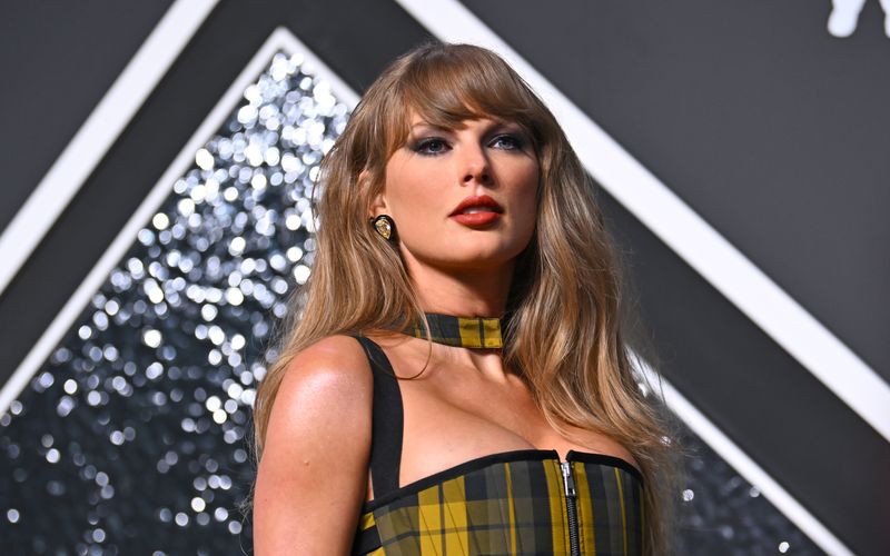 Taylor Swift hat mal wieder ein ziemlich spektakuläres Musikvideo gedreht - in diesem Fall zur Single "Opalite" aus dem Album "The Life Of A Showgirl".
