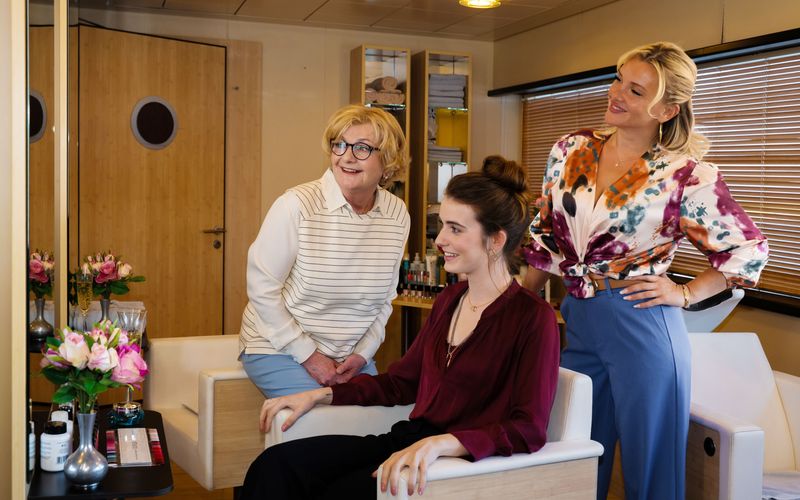 Stil-Beratung auf hoher See, von links: Saskia Vester, Rosa von Lobenstein und Evelyn Burdecki in der neuen "Traumschiff"-Folge "Island".
