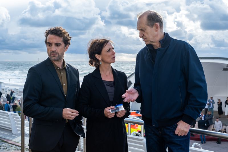 Ina Behrendsen (Julia Brendler), Hinnerk Feldmann (Oliver Wnuk, links) und Carl Sievers (Peter Heinrich Brix) wollen mehr über das Mordopfer herausfinden.