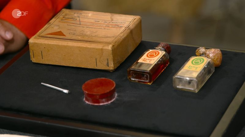 "Du hast hier was Verrücktes mitgebracht", begrüßte er André aus Saalfeld. "Was ist das?", wollte Lichter wissen. Andrés Antwort kam unerwartet: "Das ist ein kosmetisches Korrekturmittel für abstehende Ohren."
