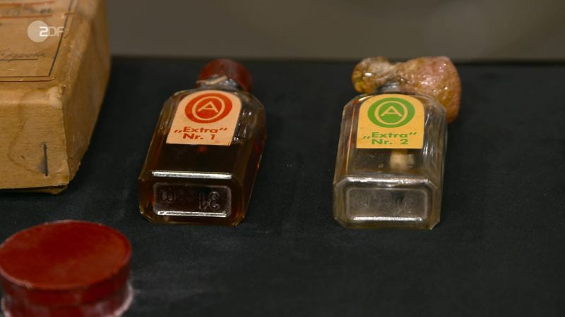 Die Fläschen enthielten ein kurioses Kosmetikprodukt: "Im Prinzip werden die Ohren angeklebt", fasste Lichter zusammen. Den Wert schätzte Experte Detlev Kümmel auf einen Euro aufwärts.