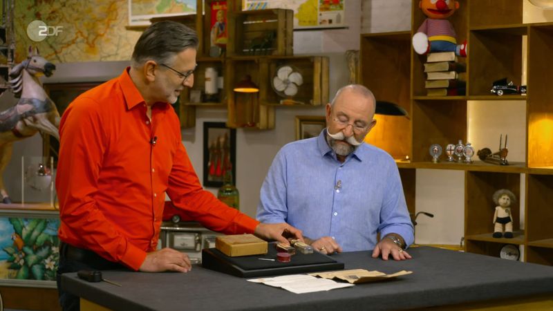 "Ich bin gespannt, was es ist", schaute sich "Bares für Rares"-Moderator Horst Lichter fragend die zwei kleinen Fläschchen an. Die Auflösung überraschte ...
