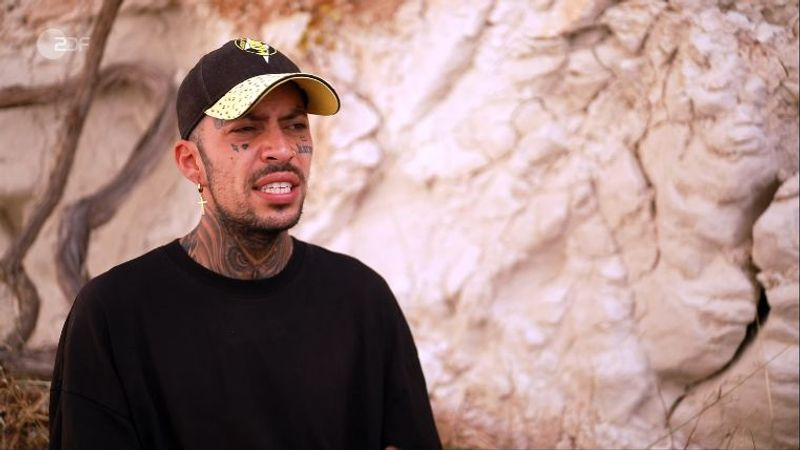 Dominik verließ Deutschland wegen seiner mentalen Gesundheit - und wegen des Alltagsrassismus, den er erfuhr.