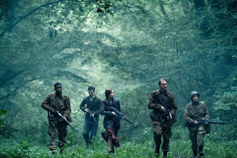 US-Soldaten im Zweiten Weltkrieg: (von links) Boyce (Jovan Adepo), Rosenfeld (Dominic Applewhite), Chloe (Mathilde Ollivier), Ford (Wyatt Russell) und Tibbet (John Magaro) sind in Nordfrankreich im Einsatz.