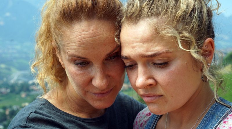 Kommissarin Sonja Schwarz (Chiara Schoras, links) sorgt sich um ihre Stieftochter Laura (Charleen Deetz). Zwar glaubt sie nicht, dass sie den Mord begangen hat und steht weiter zu ihr, doch sie spürt, dass Laura ihr etwas verheimlicht.