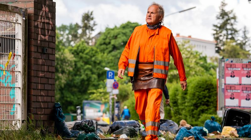 Nach erneuten Beschwerden schaut sich Werner Träsch (Uwe Ochsenknecht) erneut im Hof des Jugendzentrum um. 