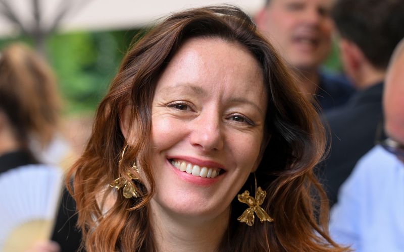 "Den Hamburgern oder Niedersachsen traut man coole Leute sofort zu, aber Bayern ist auf Wirtshaushumor abonniert", sagt Lavinia Wilson (2025, beimhe Filmfest München), Star des neuen "Garmisch-Krimis" im ZDF. "Aber es gibt auch andere Menschen auch auf dem Land, und das zeigen wir."