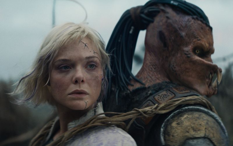 Thia (Elle Fanning) unterstützt den ausgestoßenen Dek (Dimitrius Schuster-Koloamatangi) bei seiner Suche.