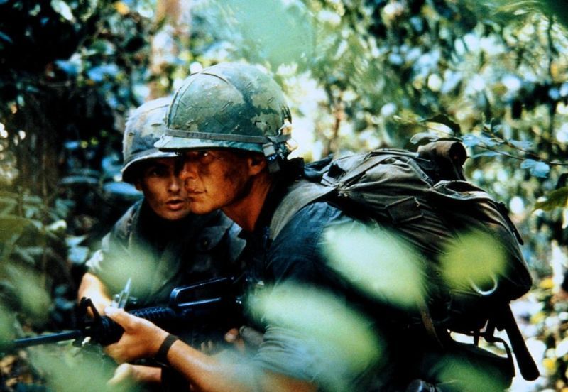 Jeder stirbt für sich allein: Wie brutal, blutig und sinnlos Krieg ist, führt das Kino immer wieder erschütternd vor Augen. So wie Oliver Stone mit seinem mehrfach preisgekrönten Antikriegsdrama "Platoon" (15. Februar, 22.05 Uhr, ARTE), das 1986 in die Kinos kam und für einige seiner Darsteller den Durchbruch bedeutete. Die Galerie zeigt, was aus Charlie Sheen, Tom Berenger, Willem Dafoe und Co. wurde. 