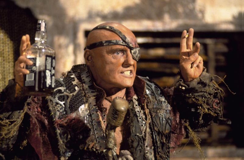 Der grausame Deacon (Dennis Hopper) ist Anführer der Smokers, einer rücksichtslosen Bande von Banditen. 