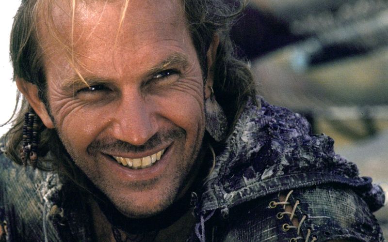 Kevin Costner spielt den Mariner, einen sonderbaren Einzelgänger, der in einer apokalyptischen Zukunft mit seinem Eigenbau-Trimaran über die Weltmeere fährt, die mittlerweile die gesamte Landfläche bedecken. 