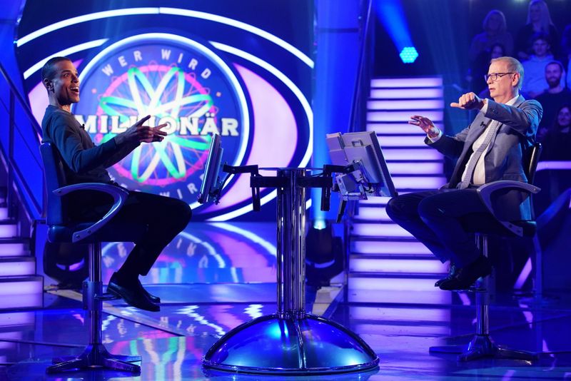 Kurioses Duett: Mit dem Sänger und Gesangslehrer Dennis Maar intonierte Günther Jauch die deutsche Nationalhymne. Anlass war die 8.000-Euro-Frage. Für die überraschende gemeinsame Gesangseinlage gab es viel Applaus.