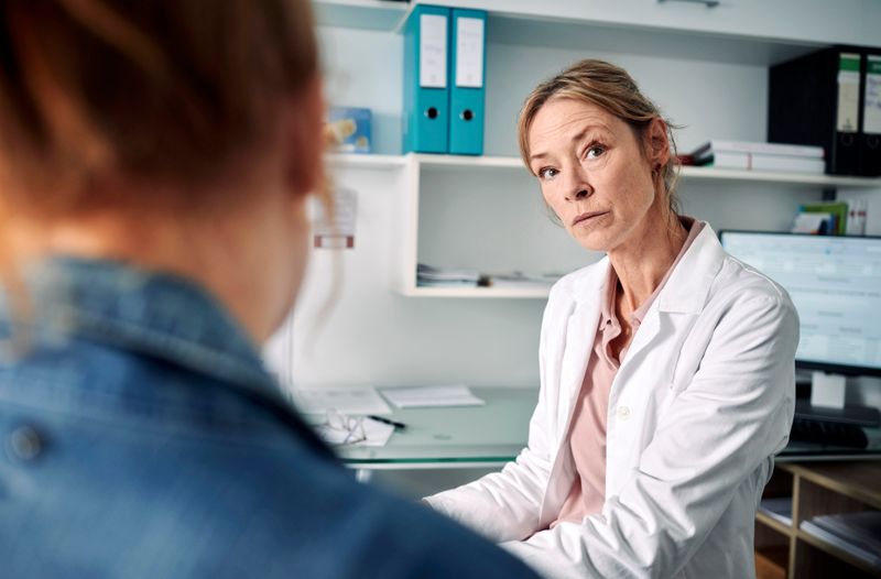 Dr. Schöller-Hahnfeld (Jenny Schily) berät Frauen in Not pragmatisch und unkompliziert. Viele kommen zu ihr, weil sie einen Schwangerschaftsabbruch vornehmen wollen.
