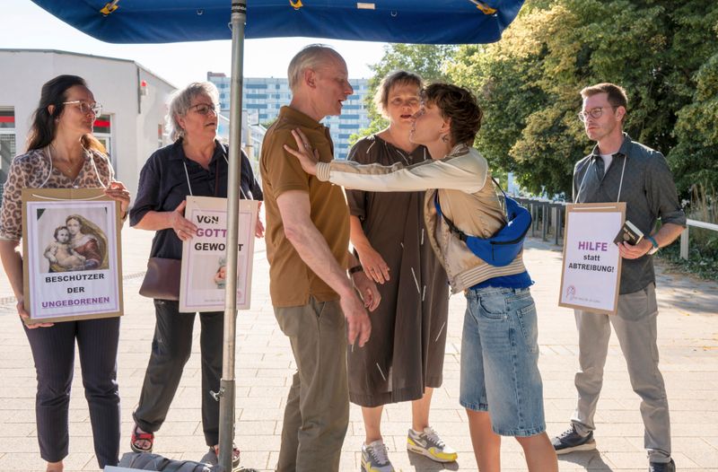 Szene aus dem aktuellen "Polizeiruf 110: Your Body, my Choice": Lara Becker (Luna Jordan, Zweite von rechts) regt sich über die Abtreibungsgegner auf und streitet mit deren Sprecher Thilo (Mathias Max Herrmann, Dritter von links). 